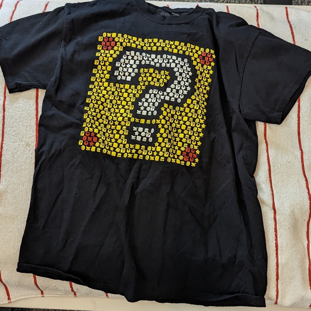 L Super Mario Shirt amazing n bright  graphics perfect condition